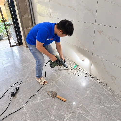 Thợ Alo247 đục nền đúng vị trí điểm rò rỉ nước được xác định bằng máy siêu âm