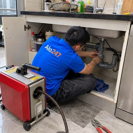 Thợ Alo247 kiểm tra đường thoát nước bồn rửa bát không thoát nước