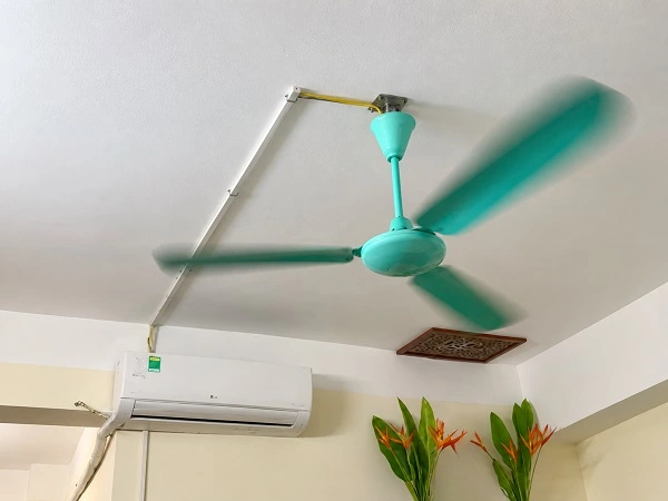 Thợ Alo247 kiểm tra và xử lý quạt trần kêu to tại nhà nhanh chóng