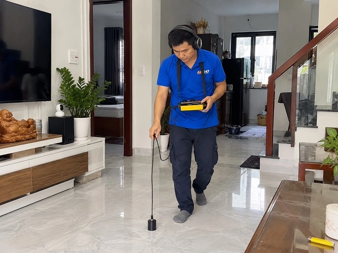Thợ Alo247 sử dụng máy siêu âm rò rỉ nước dò tìm đường ống vỡ ngầm dưới sàn nhà