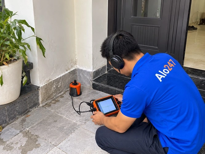 Thợ Alo247 sử dụng thiết bị chuyên dụng dò tìm vị trí đường ống nước ngầm bị vỡ âm sàn