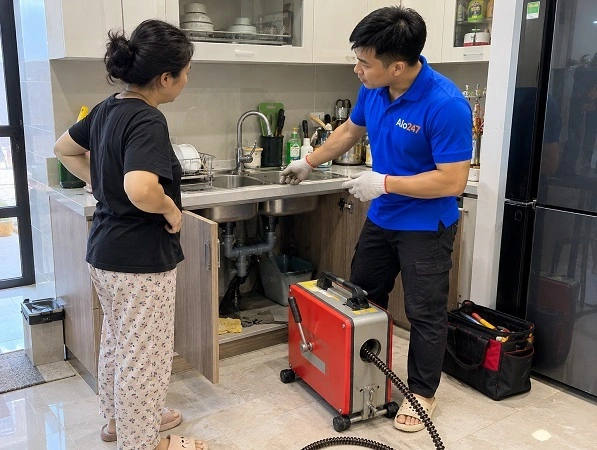 Thợ Alo247 trao đổi phương án xử lý cống bồn rửa bát bị tắc cho khách hàng