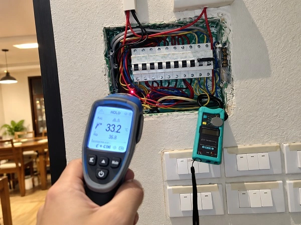 Thợ alo247 đo đạc, kiểm tra nguyên nhân aptomat nhảy liên tục