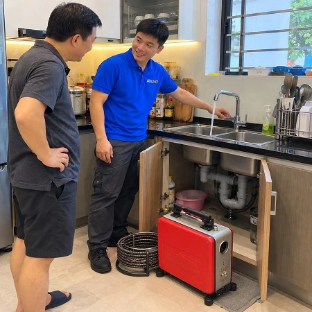 Thợ alo247 kiểm tra khả năng thoát nước sau khi xử lý tắc