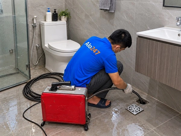 Thợ alo247 thông tắc cống bằng máy lò xo chuyên dụng tại Hoàng Quốc Việt