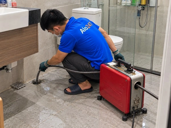 Thợ alo247 thông tắc cống bằng máy lò xo tại Lê Đức Thọ