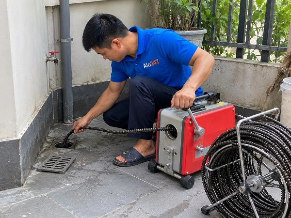 Thợ alo247 thông tắc cống bằng máy lò xo tại Mễ Trì
