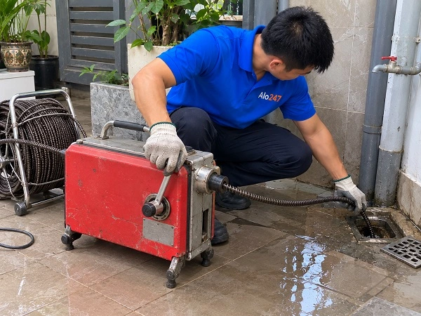 Thợ alo247 thông tắc cống bằng máy lò xo tại Minh Khai