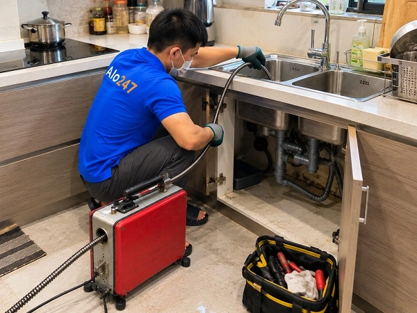 Thợ alo247 thông tắc cống bằng máy lò xo tại Phạm Văn Đồng
