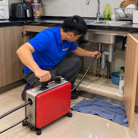 Thợ alo247 thông tắc cống bằng máy lò xo tại Thái Hà