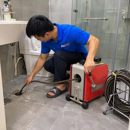 Thợ alo247 thông tắc cống bằng máy lò xo tại Thuỵ Khuê