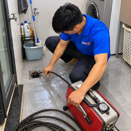 Thợ alo247 thông tắc cống bằng máy lò xo tại Triều Khúc