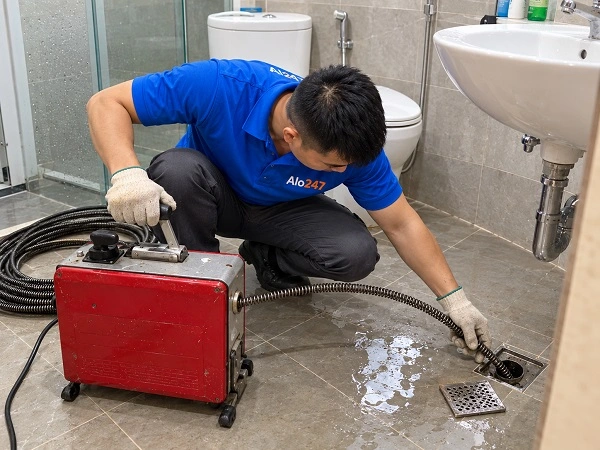 Thợ alo247 thông tắc cống bằng máy lò xo tại Trương Định