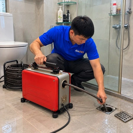 Thợ alo247 thông tắc cống thoát sàn bằng máy lò xo tại Hoàng Hoa Thám