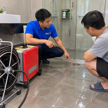Thợ alo247 tư vấn cho khách hàng phương án xử lý thoát nước